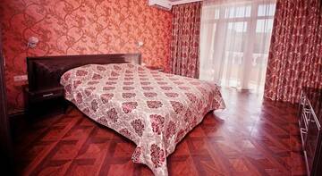 Фото номера Люкс с балконом Гостиница Невский г. Дивноморское 3
