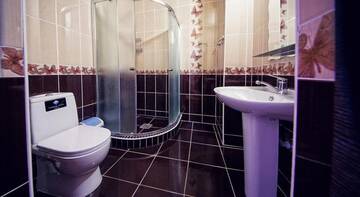 Фото номера Двухместный номер с 1 кроватью и балконом Гостиница Невский г. Дивноморское 4